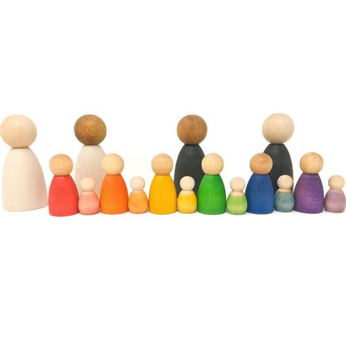Een collectie grapat houten nins® poppetjes in verschillende maten en regenboogkleuren.