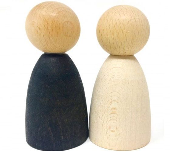 Twee Grapat houten Nins poppetjes, één zwart en één lichtgekleurd, met ronde houten hoofden.