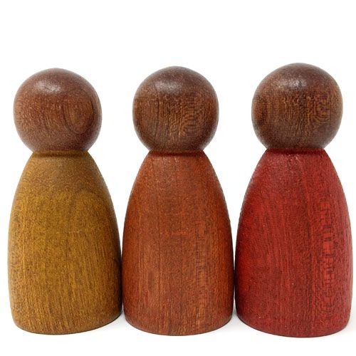 Drie Grapat houten Nins® poppetjes in warme donkere kleuren.