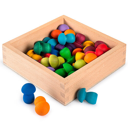 Grapat houten opbergbak van 16 cm gevuld met kleurrijke houten speelgoedpionnen, schuin gefotografeerd.