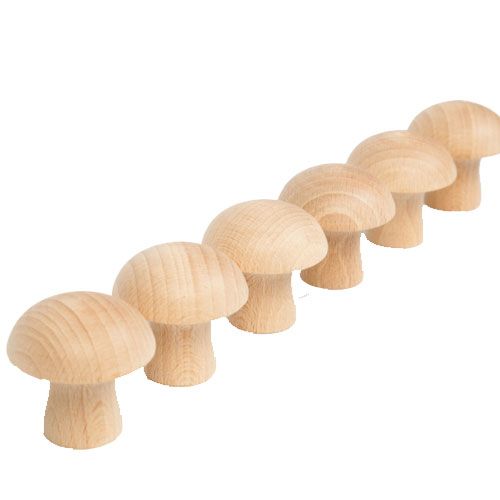 Zes Grapat houten paddenstoelen speelgoedfiguren voor baby's en peuters, schuin op een rij.
