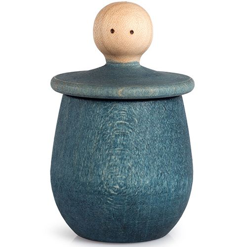 Een blauw Grapat houten poppetje in bakje, van voren gezien.