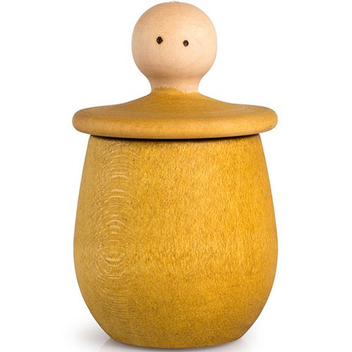 Grapat geel houten poppetje in een bijpassend bakje met deksel.