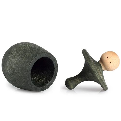 Grapat houten speelgoedset met een groen bakje en een groen poppetje met houten hoofd.