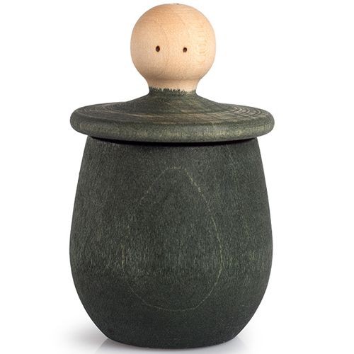 Een groen Grapat houten poppetje in bakje met een licht houten hoofd, van voren gezien.