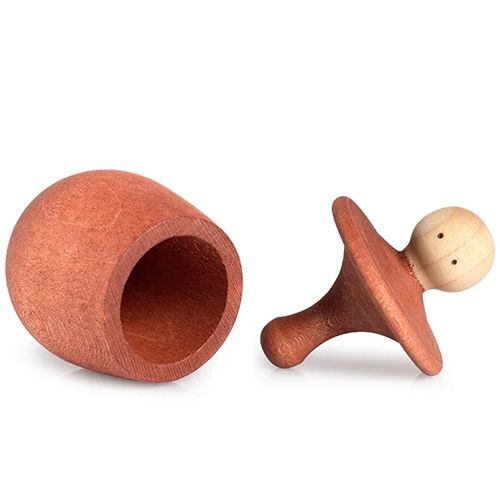 Grapat houten speelgoedset met een oranje houten bakje en een poppetje.