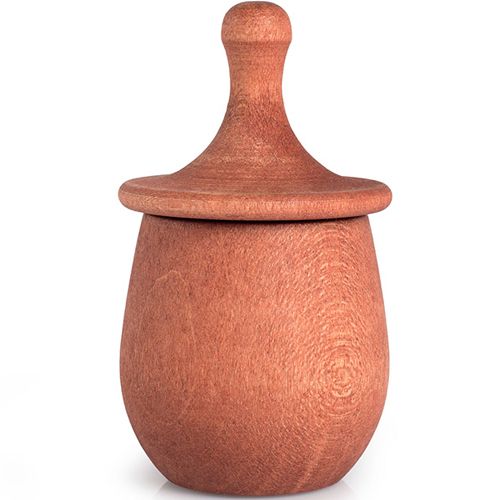 Een Grapat oranje houten bakje met een deksel met lange steel.