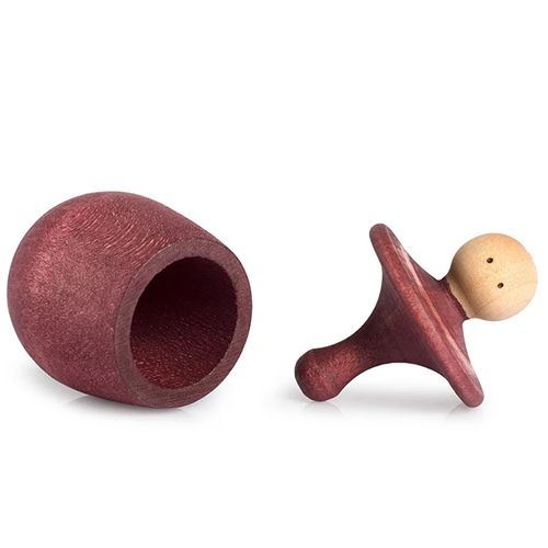 grapat rood houten poppetje met licht houten hoofd naast een rood houten bakje.