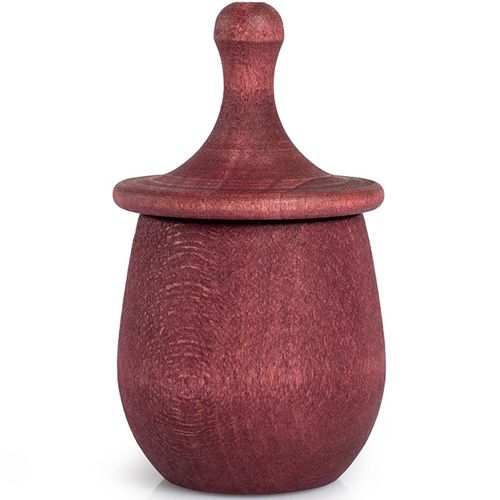 Een rood grapat houten bakje met een deksel met een puntige handgreep.