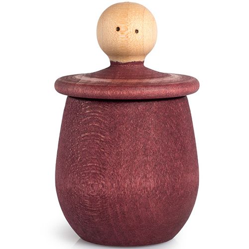 Een rood grapat houten bakje met een deksel en een licht houten poppetjeshoofd erop.