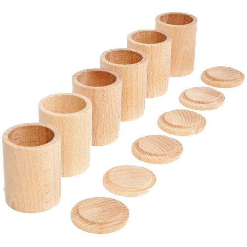 Grapat houten sorteerspeelgoed met zes potjes en zes deksels van naturelkleurig hout.