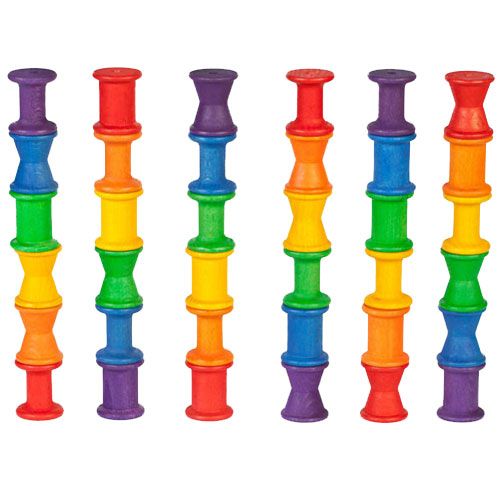 Grapat babyspeelgoed met zes stapels veelkleurige houten rollers in regenboogpatroon.