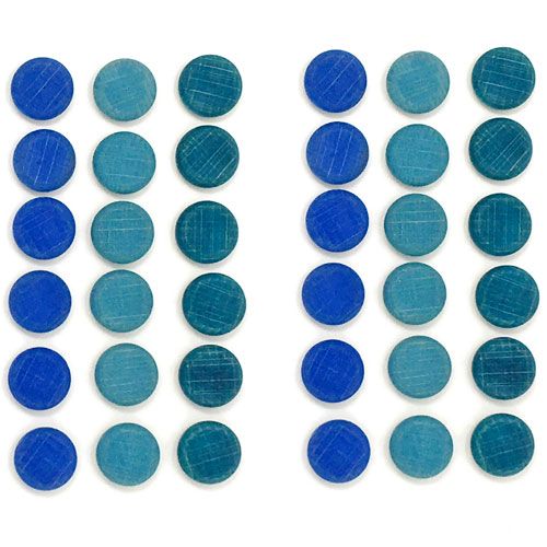 Grapat houten schijfjes in verschillende blauwtinten, netjes gerangschikt.