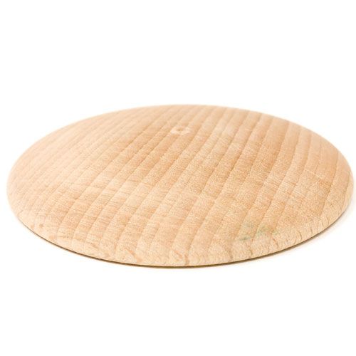 Een close-up van een enkel Grapat naturel houten schijfje.