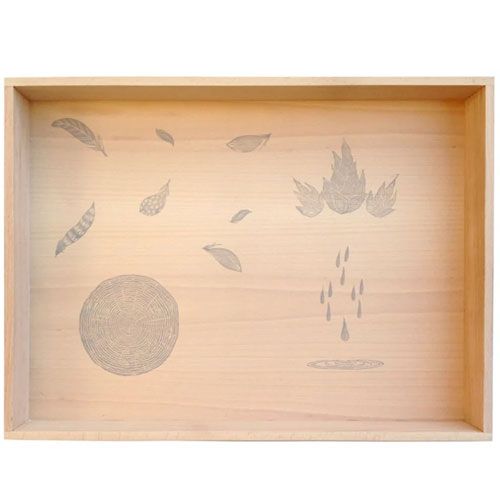 Grapat houten speelbak met gegraveerde patronen van veren, zon, vuur en water.