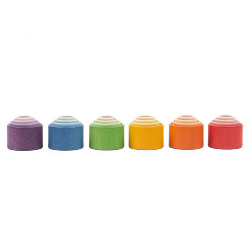 Zes sets Grapat houten stapelbakjes in regenboogkleuren, in elkaar genesteld.
