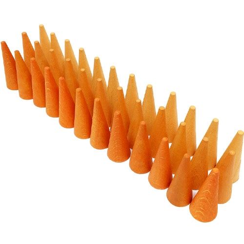 grapat houten kegels in verschillende tinten oranje, gerangschikt in rijen.