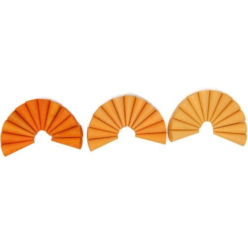 Drie halfronde patronen van grapat houten kegels in verschillende oranje tinten.