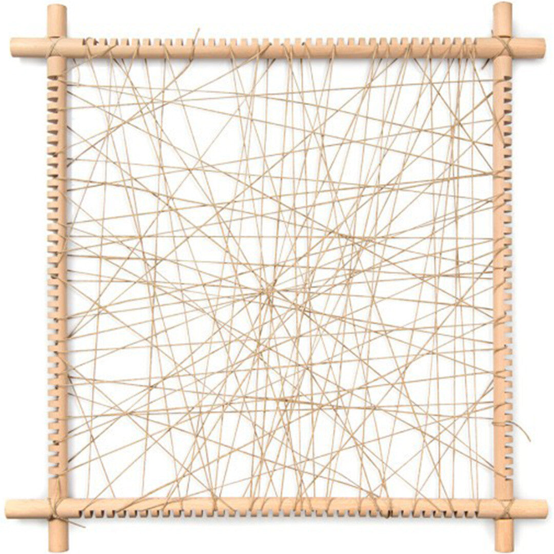 grapat houten knutselframe met kriskras gespannen beige touw.