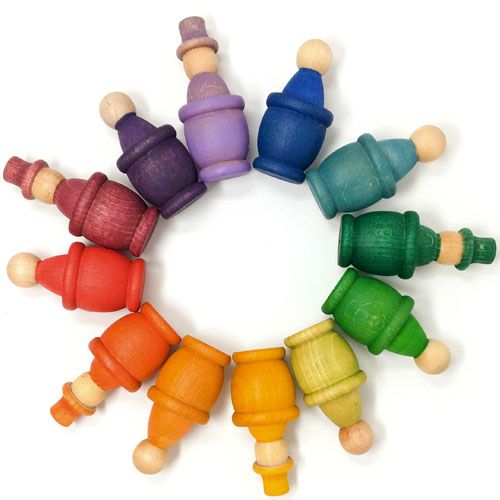 Twaalf grapat houten regenboog kuipjes met bijpassende houten figuurtjes, in een cirkel gerangschikt als sorteer- en stapelspeelgoed.
