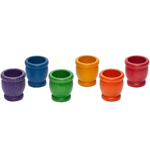 Grapat houten babyspeelgoed met zes kuipjes in regenboogkleuren.