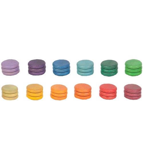 Grapat houten munten in 12 regenboogkleuren, gestapeld in groepjes van drie.