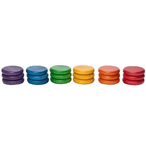 Grapat houten bouwspeelgoed munten in zes regenboogkleuren.