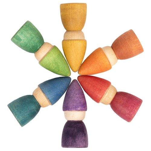 Zes grapat houten kabouter speelgoedfiguurtjes in regenboogkleuren, in een cirkel gelegd op een witte achtergrond.