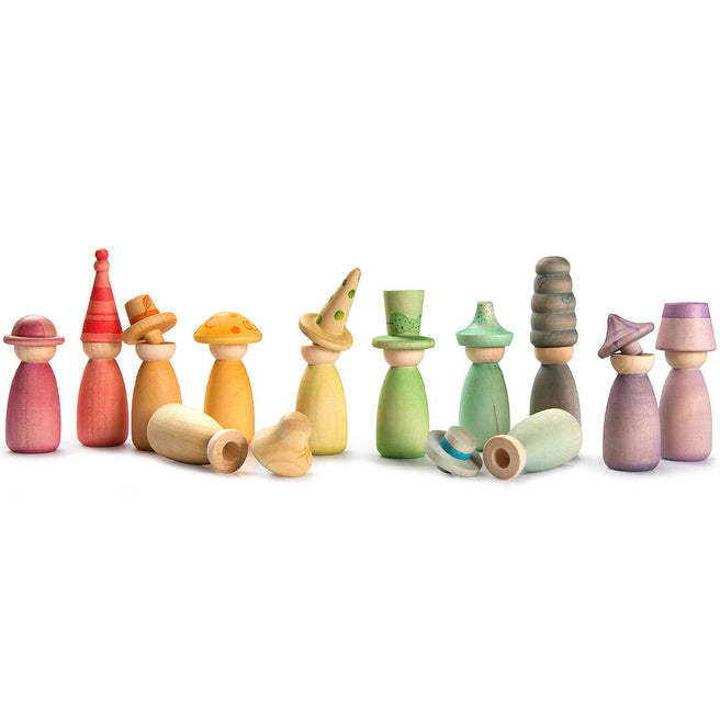 Grapat houten Nins poppetjes met verschillende gekleurde hoeden, deels staand en deels liggend.