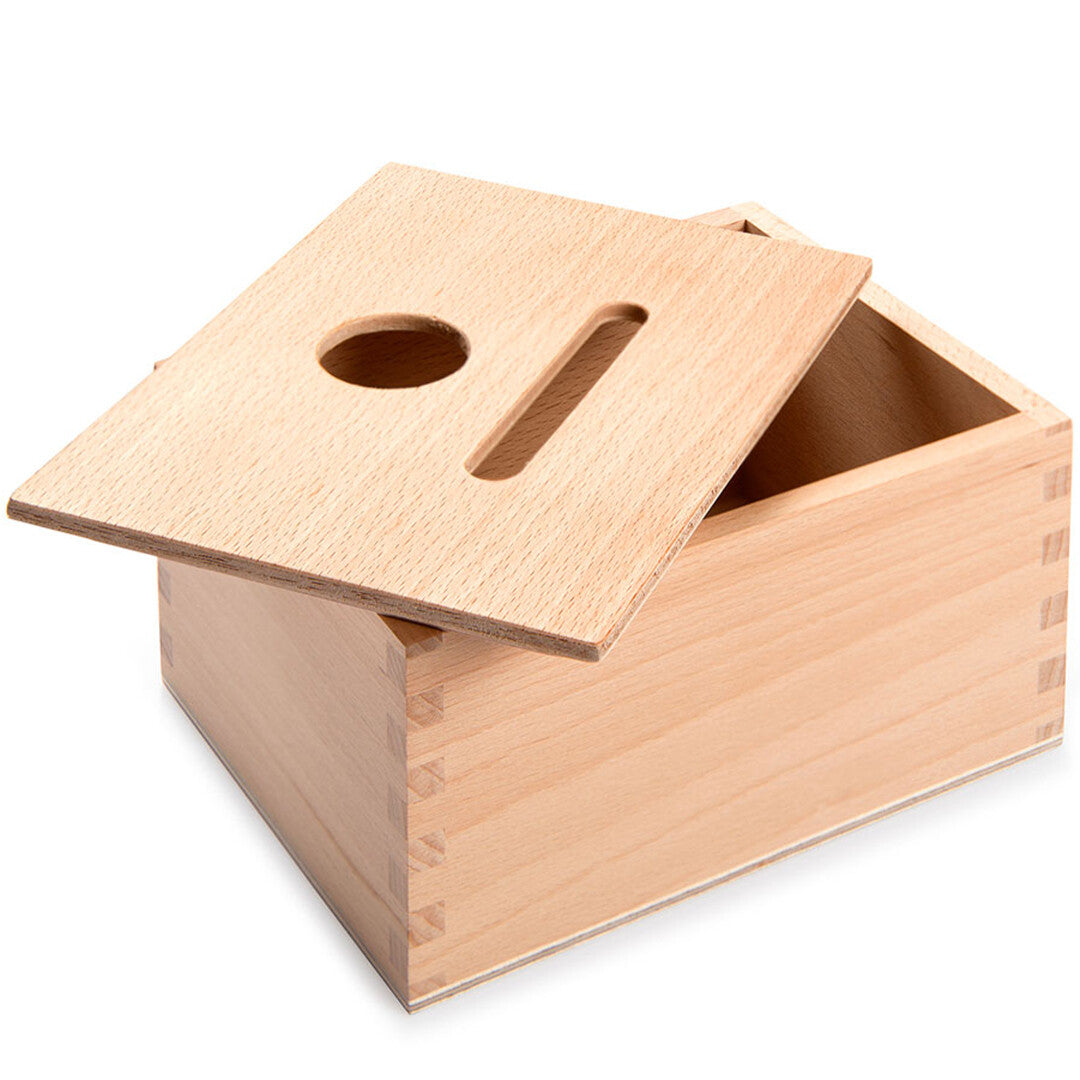 Grapat houten objectpermanentie doos met een deksel met ronde opening en gleuf.