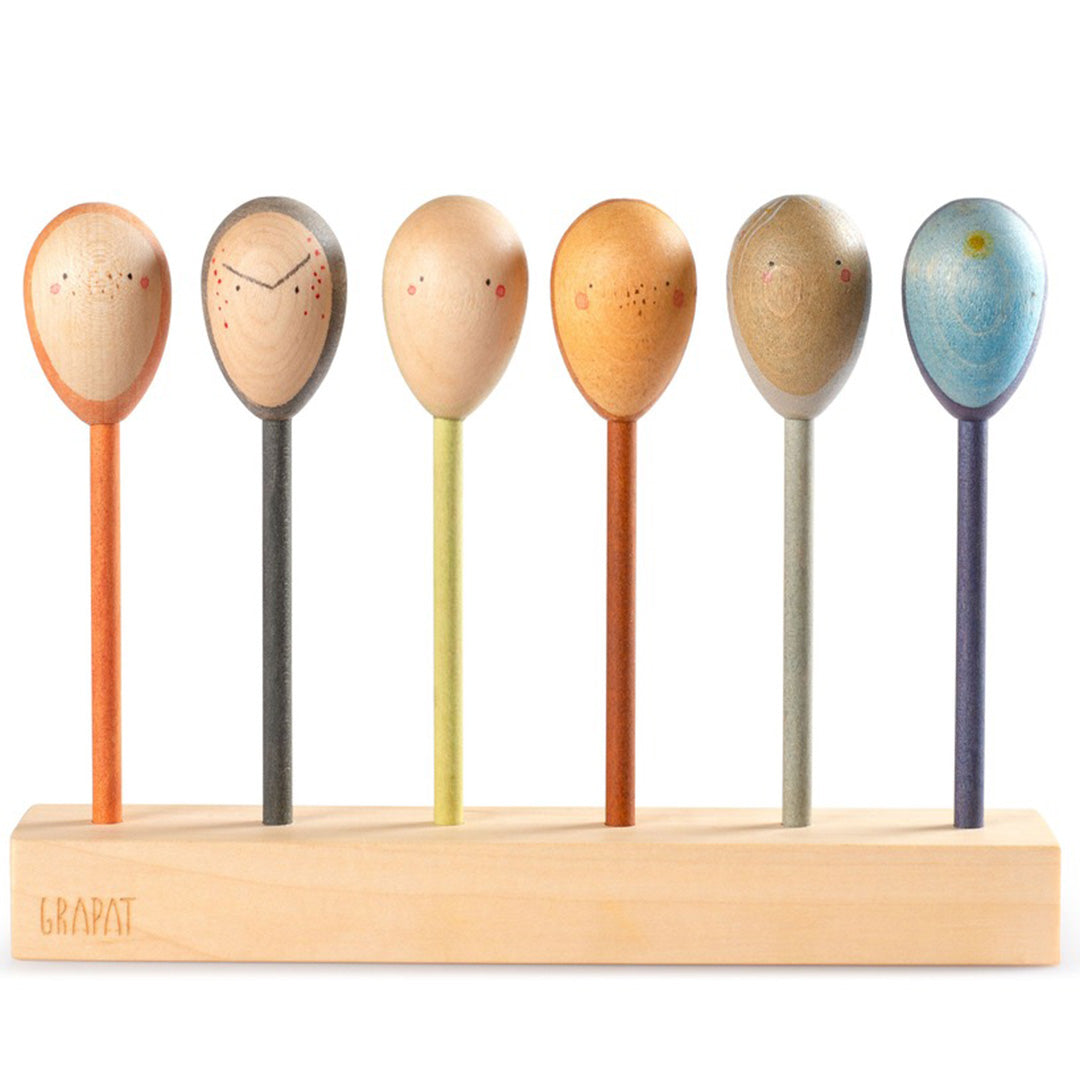 Grapat houten speelfiguren met zes dubbelzijdige poppen met verschillende figuurgezichten in een houten standaard.