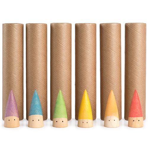 grapat houten poppetjes met gekleurde mutsen en kartonnen kokers staan rechtop.