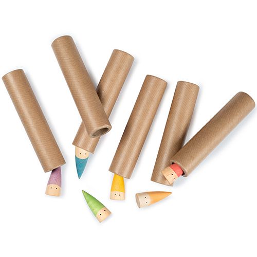 grapat houten poppetjes met gekleurde mutsen steken uit kartonnen kokers en liggen ernaast.
