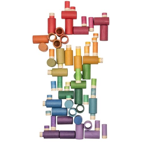 Grapat houten Lola poppetjes en cilinders in regenboogkleuren, opgestapeld tot een abstract figuur.
