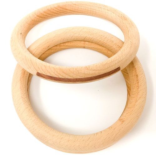 Grapat babyspeelgoed: twee houten ringen met een donkere streep.