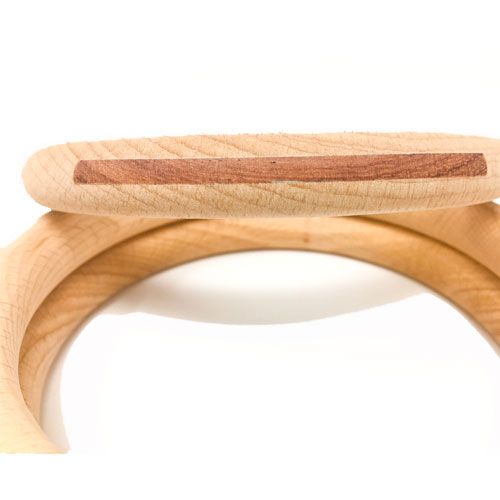 Detail van twee Grapat houten ringen met een donkere inleg.