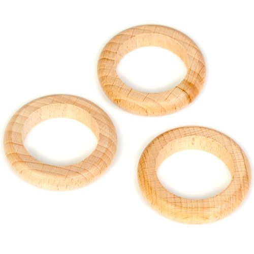 Drie Grapat houten bijtringen van naturelkleurig hout met textuur.