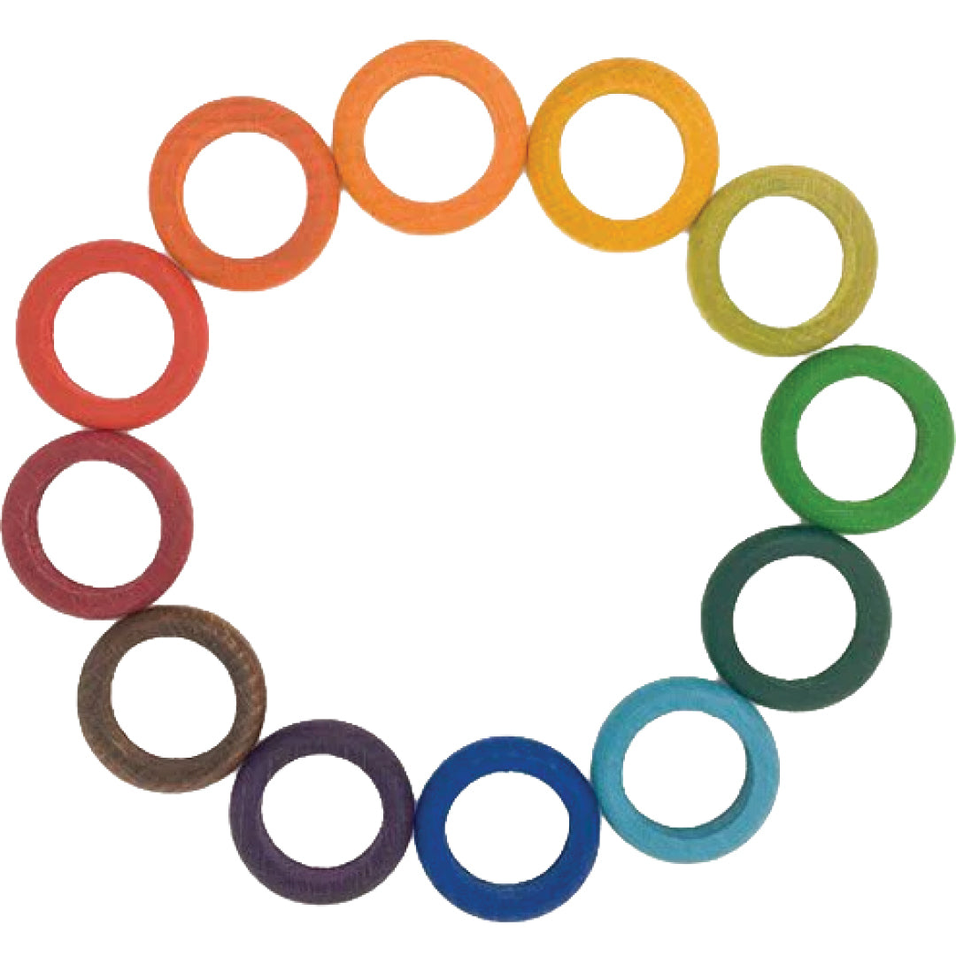 Grapat houten regenboogringen in 12 kleuren, in een cirkel gelegd.