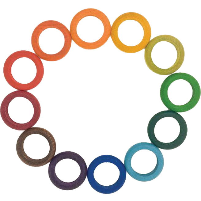 Grapat houten regenboogringen in 12 kleuren, in een cirkel gelegd.