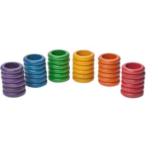 Zes stapels Grapat houten ringen in regenboogkleuren: paars, blauw, groen, geel, oranje en rood.