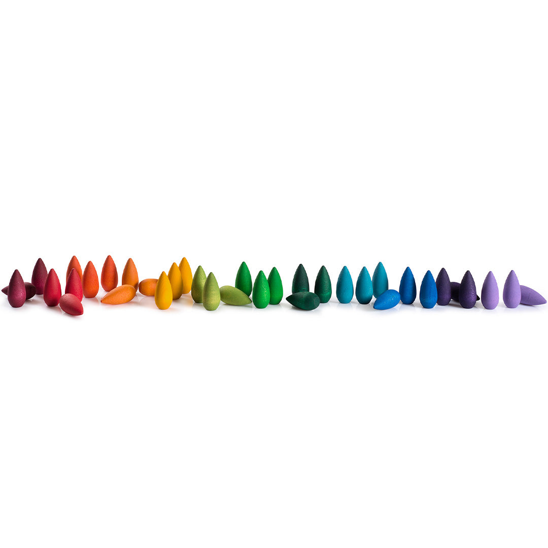 Grapat houten educatief speelgoed, een lange rij kleurrijke houten sneeuwvlokken in regenboogkleuren.