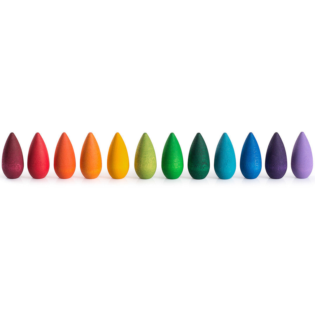 Grapat houten educatief speelgoed, een rij van 12 kleurrijke houten sneeuwvlokken in regenboogkleuren.