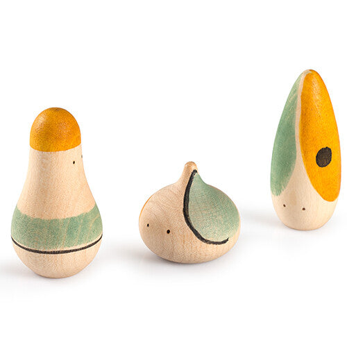 Grapat set van drie abstracte houten speelfiguren in beige, geel en groen, anders gerangschikt op een witte achtergrond.