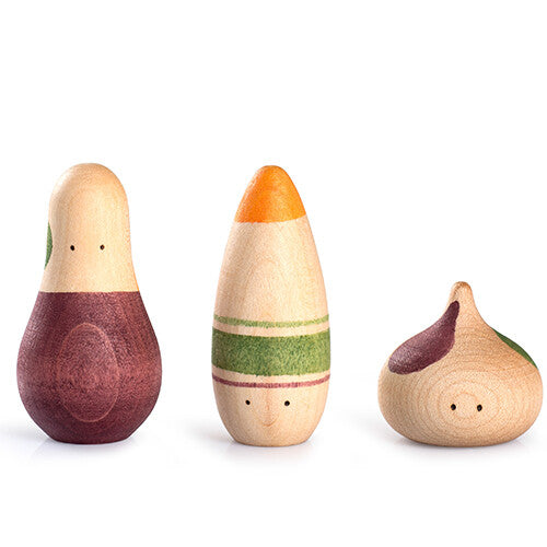 Drie veelkleurige grapat houten speelfiguren met abstracte patronen staan naast elkaar op een witte achtergrond.