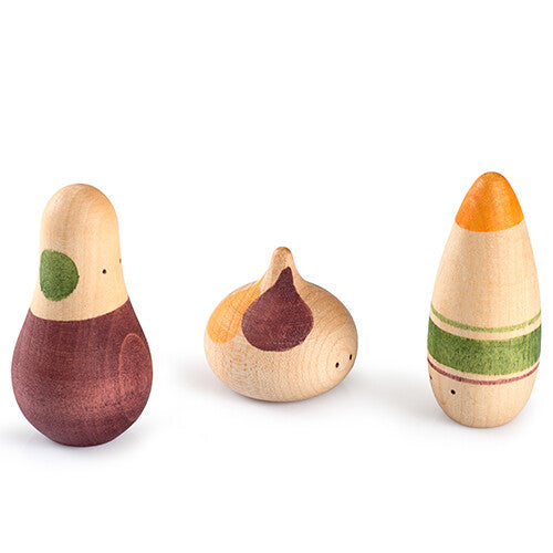 Drie veelkleurige grapat houten speelfiguren met abstracte patronen staan naast elkaar op een witte achtergrond.