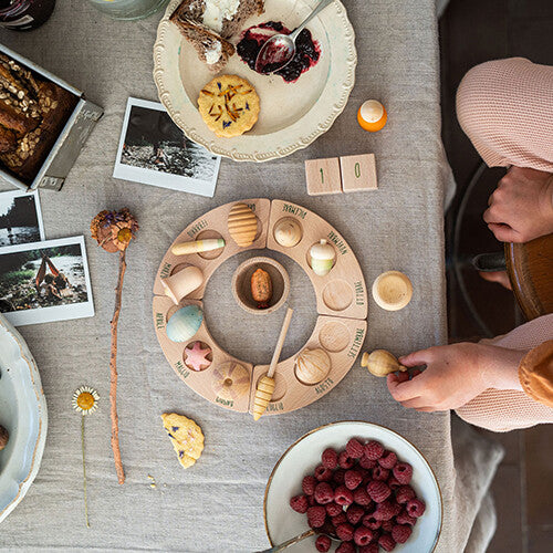 Een tafel vol lekkernijen met een Grapat houten jaarring en speelfiguren wonders.