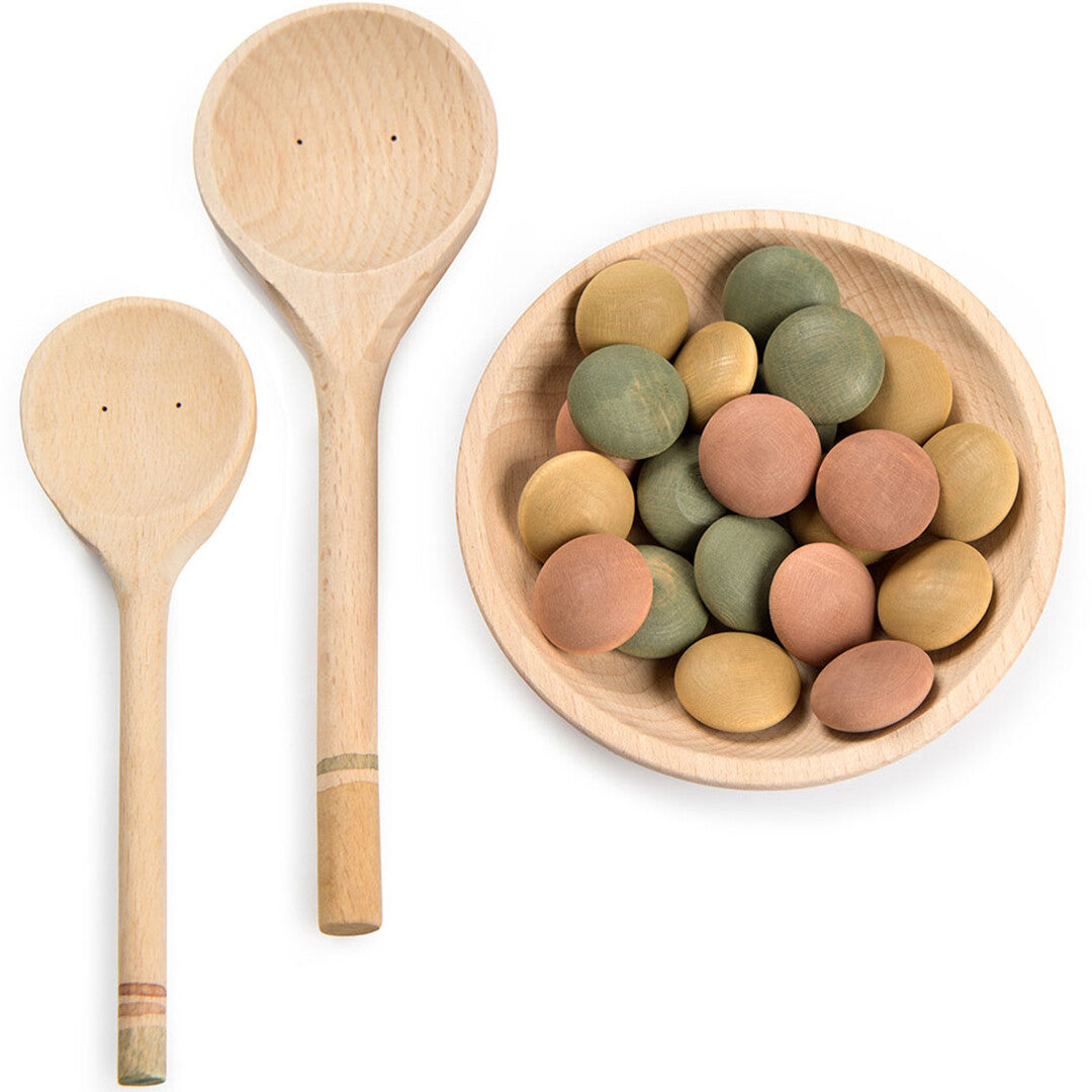 Grapat houten speelservies met twee lepels en een kom gevuld met kleurrijke houten stenen.