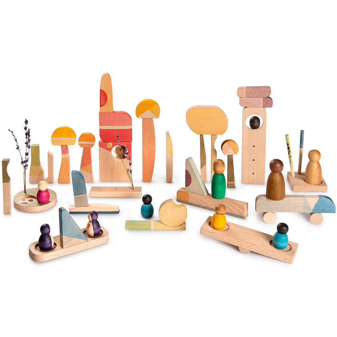 Grapat houten speelset Happy Place met veelkleurige abstracte blokken, figuren en voertuigen.