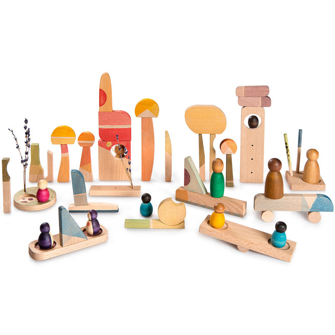 Grapat houten speelset Happy Place met veelkleurige abstracte blokken, figuren en voertuigen.