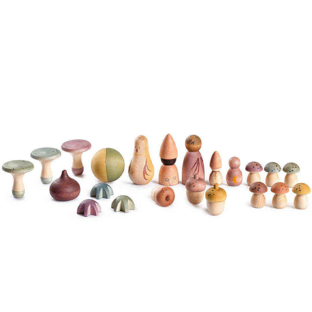 Een collectie grapat houten speelgoedfiguren en paddenstoelen in verschillende vormen en kleuren.